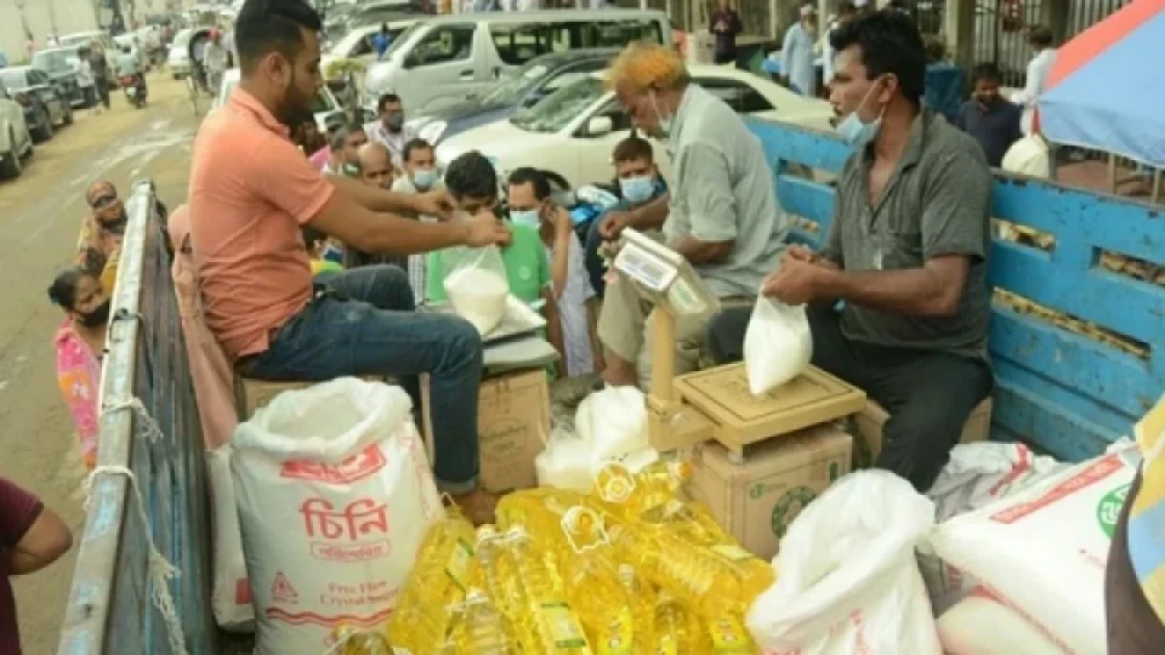 রবিবার থেকে ১০০ টাকায় তেল, ৭০ টাকায় চিনি বিক্রি করবে টিসিবি