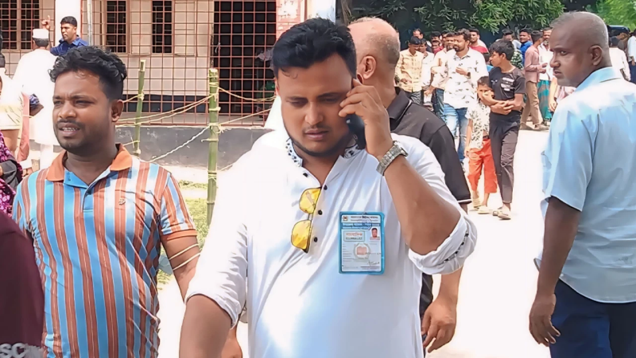 সাংবাদিক পরিচয়ে ভোটকেন্দ্র ঘুরলেন ছাত্রলীগ নেতা