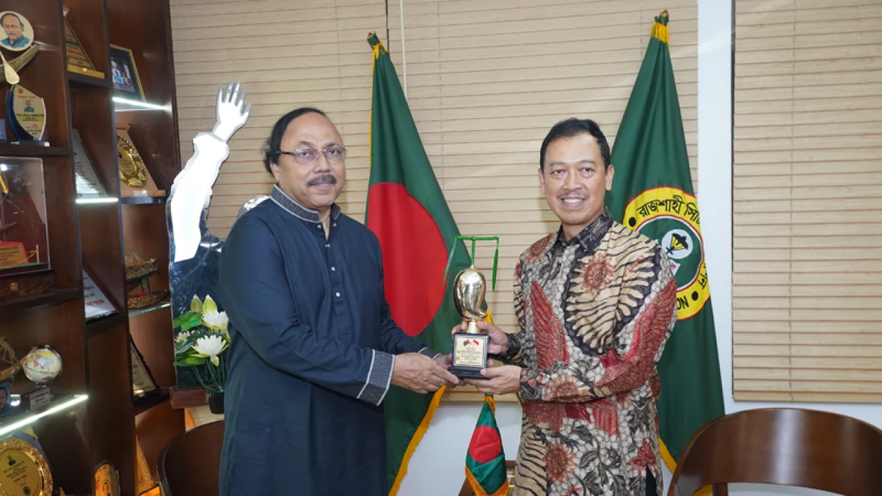 ইন্দোনেশিয়ার রাষ্ট্রদূতকে ‘ম্যাংগো ক্রেস্ট’ দিলেন মেয়র লিটন