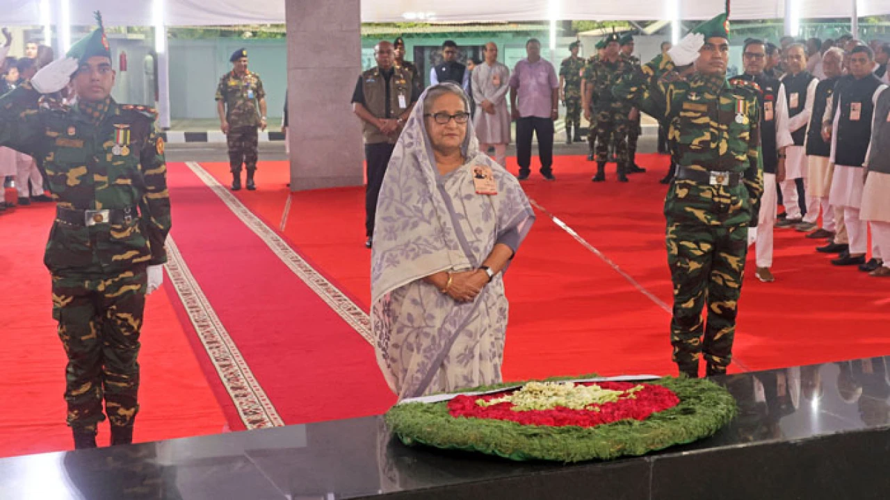 বঙ্গবন্ধুর প্রতিকৃতিতে প্রধানমন্ত্রীর শ্রদ্ধা