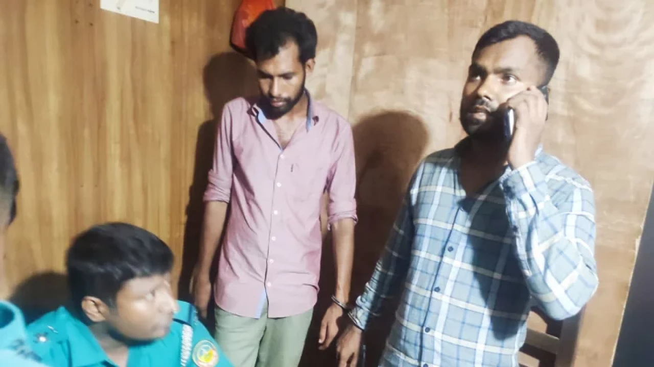 চিনিবোঝাই ট্রাক ছিনতাইয়ের অভিযোগে র‍্যাব সদস্যসহ আটক ২