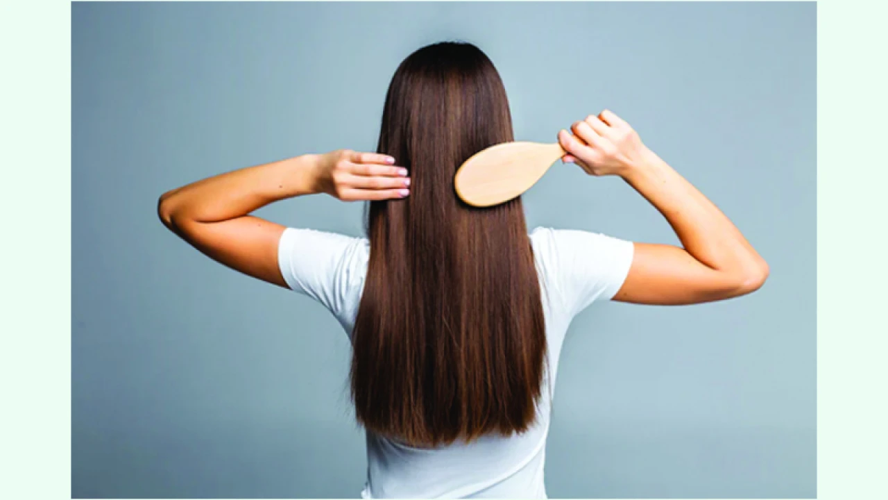 গরমে চুলের যত্ন নিতে যা-যা করবেন