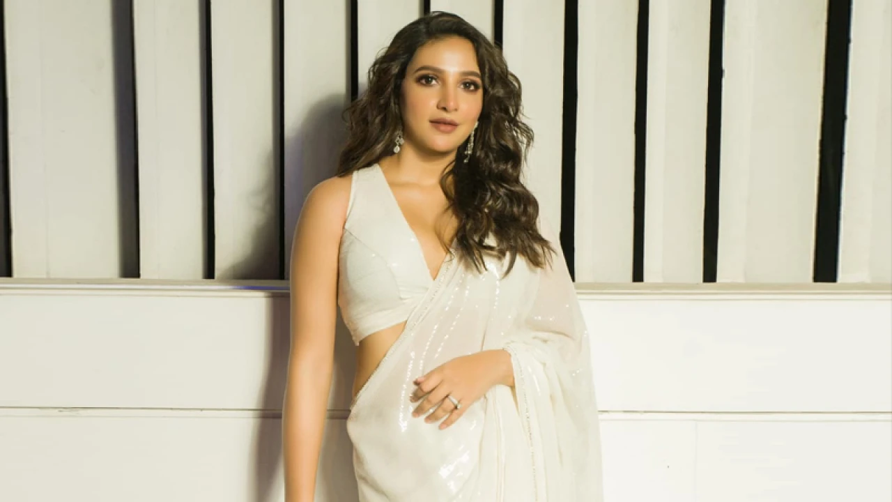 বিকিনিতে ঝড় তুললেন দুই সন্তানের মা শুভশ্রী