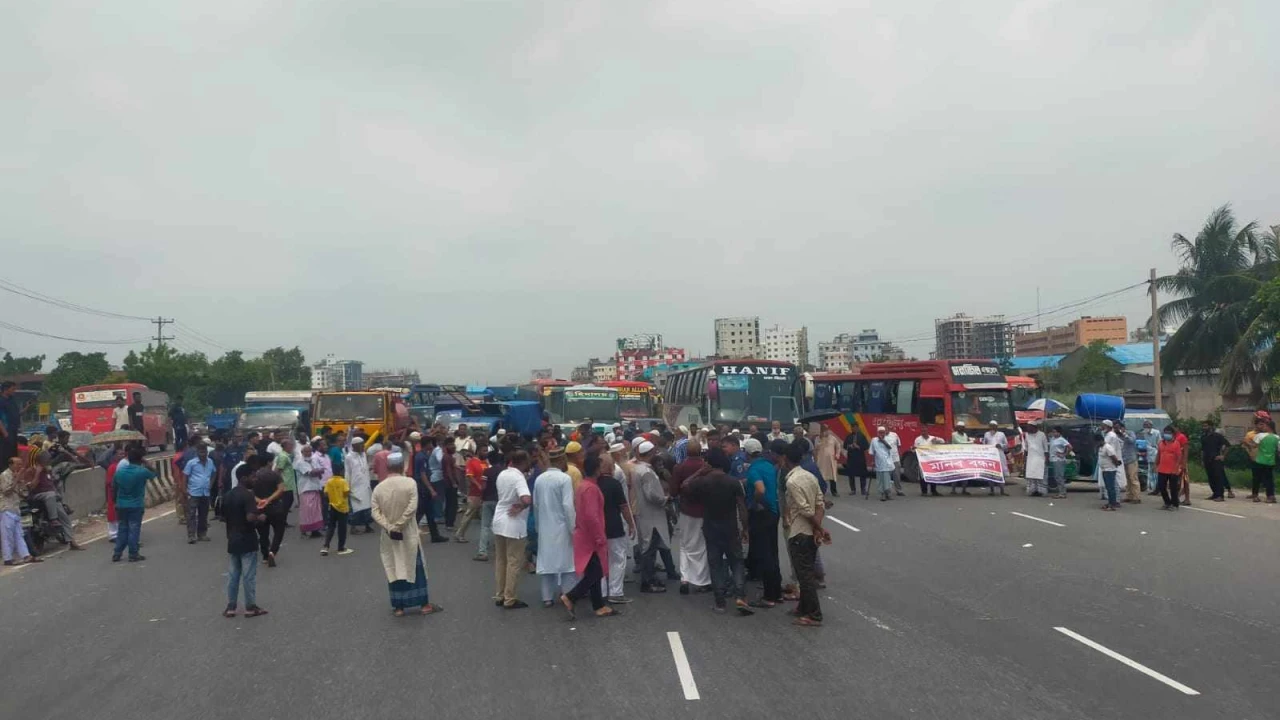 গ্যাসের দাবিতে ঢাকা-চট্টগ্রাম মহাসড়ক অবরোধ