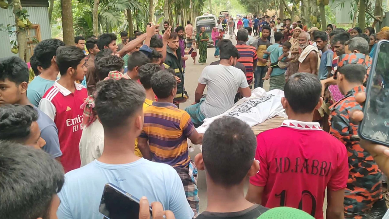 গাড়ির চাকায় পিষ্ট হয়ে হেলপারের মৃত্যু