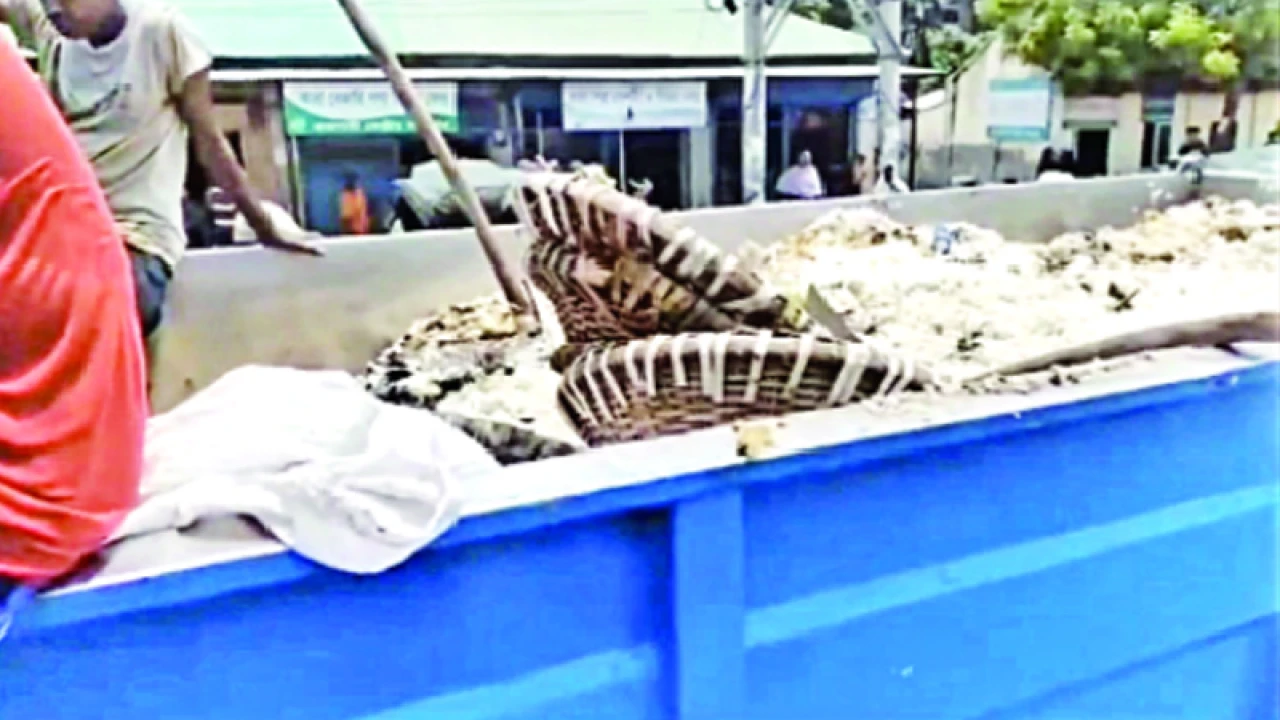 ট্রাকে ভরে ভাগাড়ে ফেলা হচ্ছে বন্দিদের খাবার