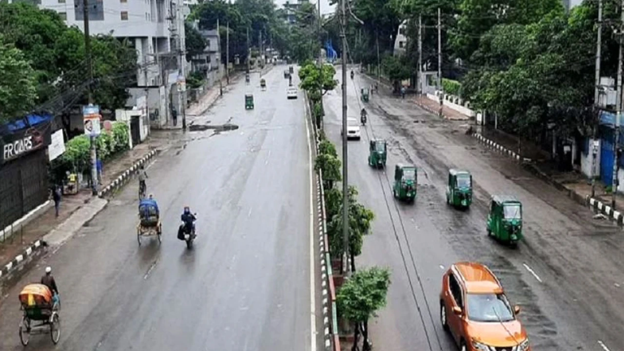 মেঘলা আকাশে ‘গ্রহণযোগ্য’ ঢাকার বাতাস