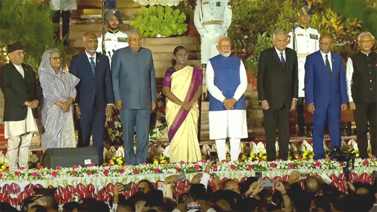 শেখ হাসিনাসহ অতিথিদের মঞ্চে ডেকে নিলেন মোদি