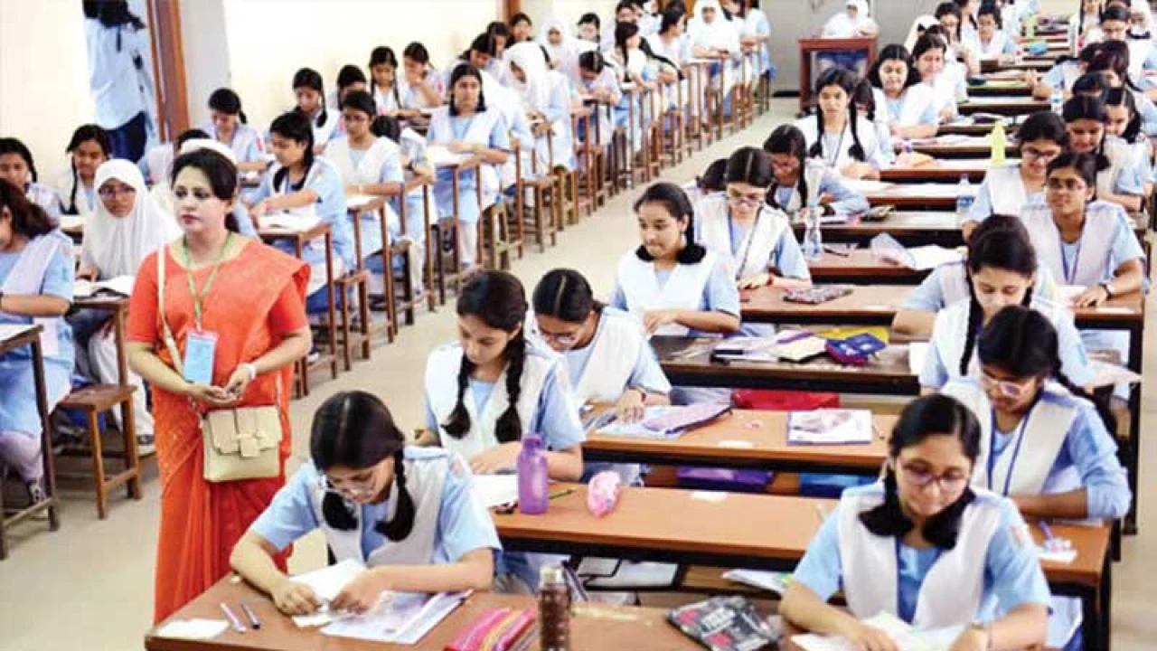 এইচএসসি পরীক্ষার মধ্যেও চলবে ক্লাস