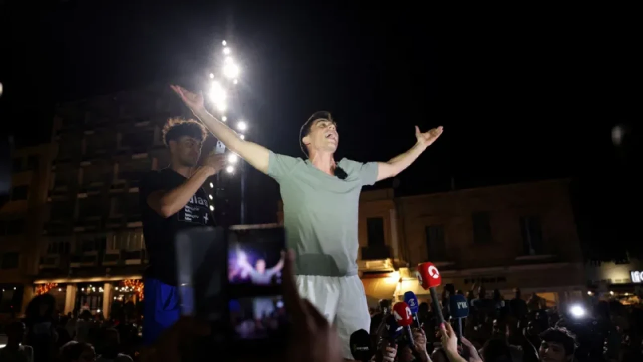 ইউটিউবার থেকে ইউরোপীয় পার্লামেন্ট মেম্বার