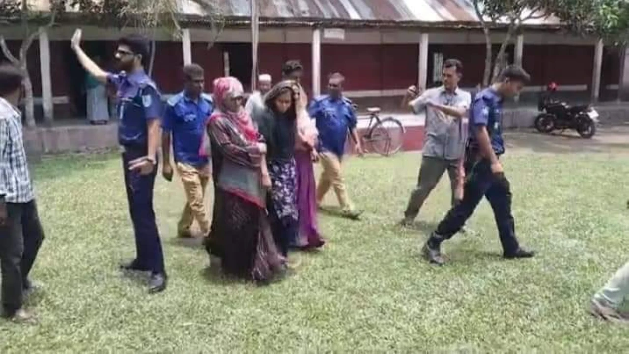 শ্রেণিকক্ষে ঢুকে ৪ ছাত্রীকে ছুরিকাঘাত করলেন নারী