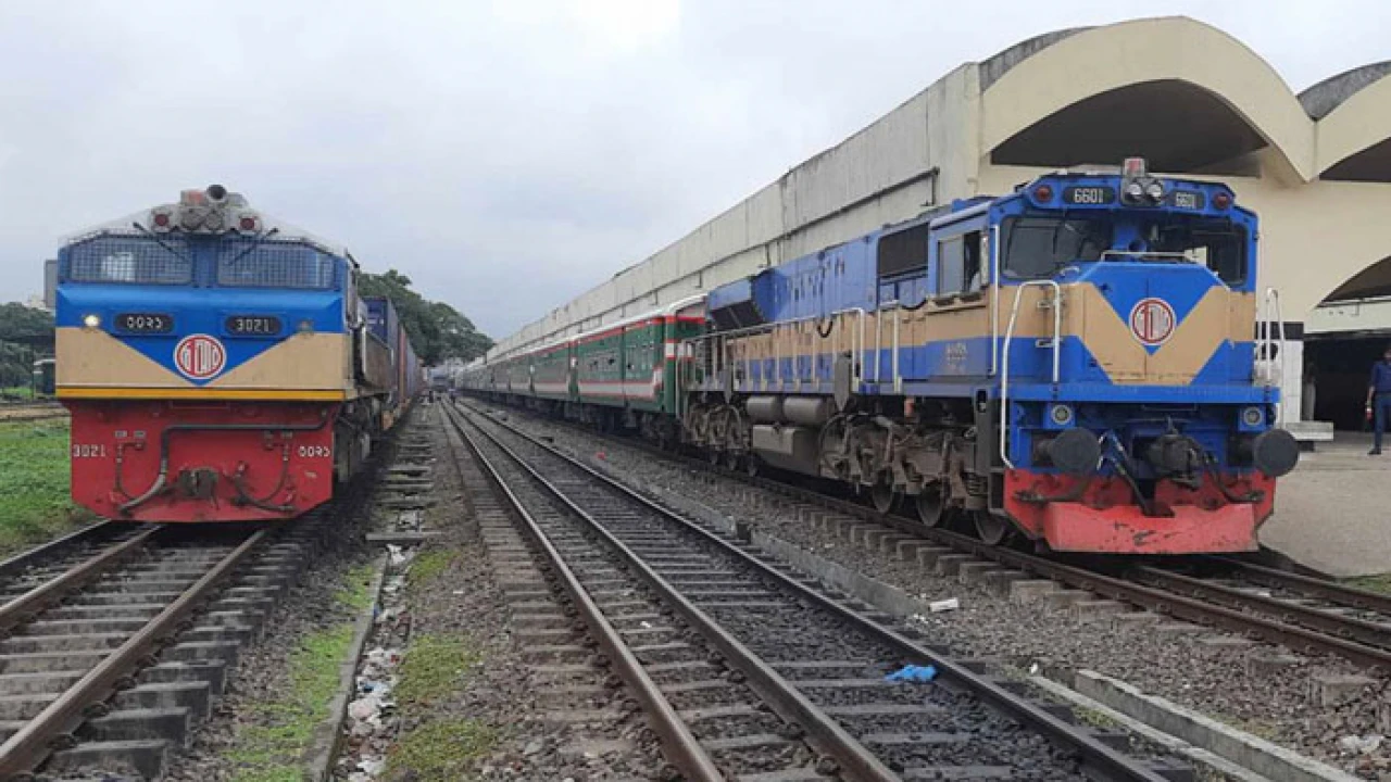 ঈদ যাত্রায় ভোগান্তি, বিলম্বে ছাড়ছে ট্রেন