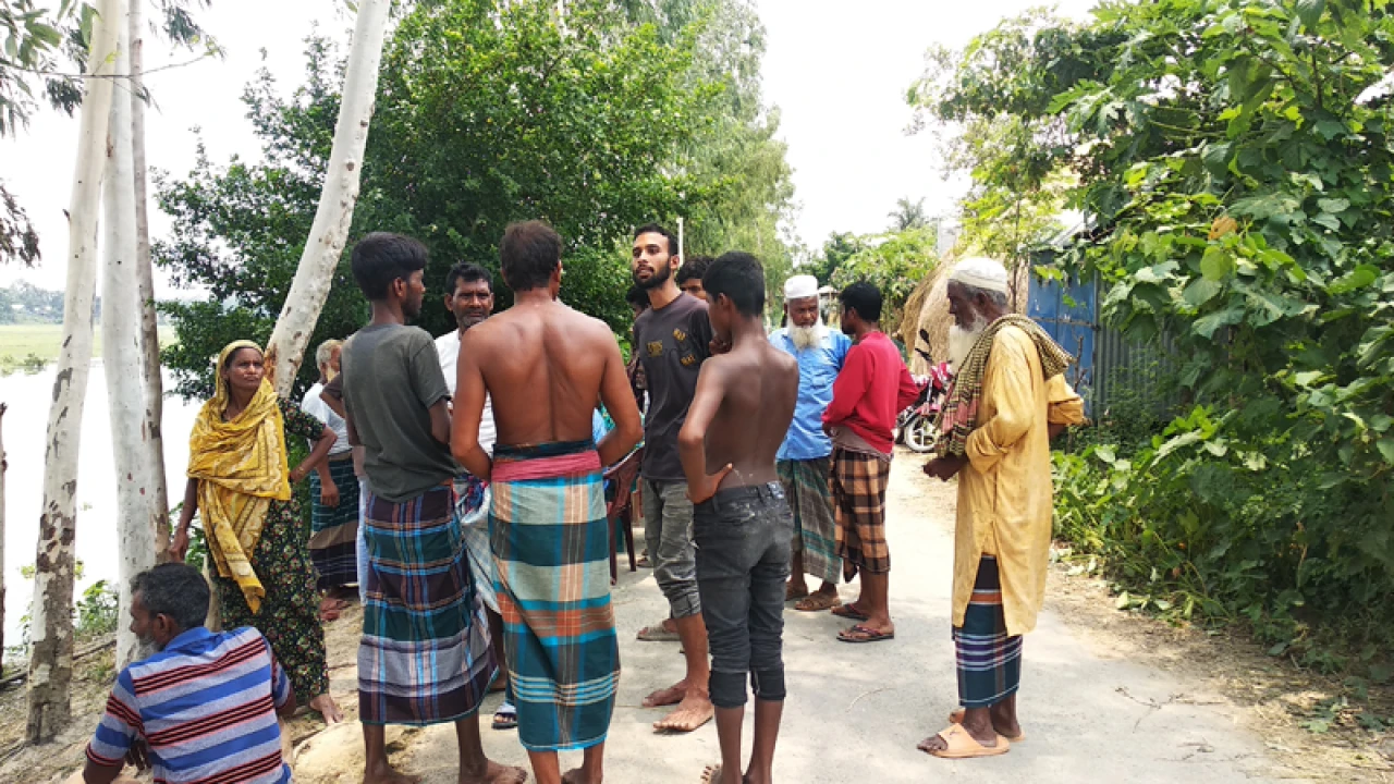 মসজিদে মাইকিং করে দুই পক্ষের সংঘর্ষ