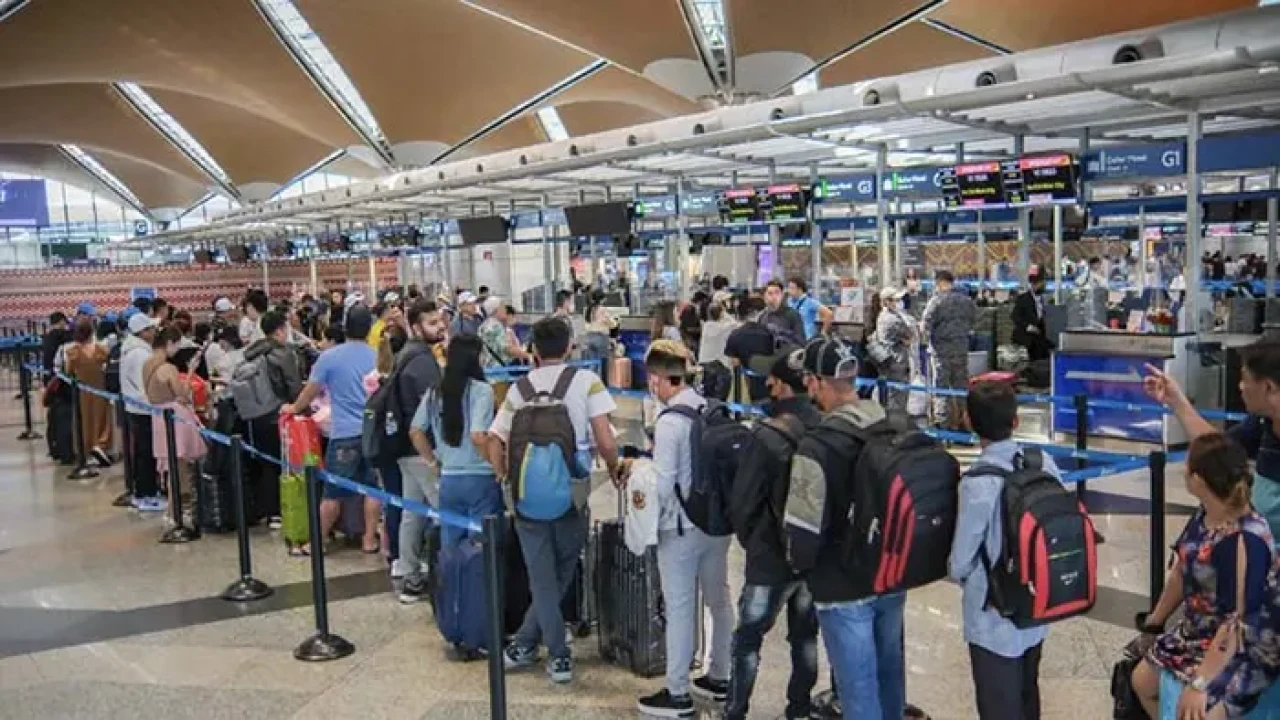 মালয়েশিয়া থেকে দেশে ফিরলেন ৬১ হাজার বাংলাদেশি