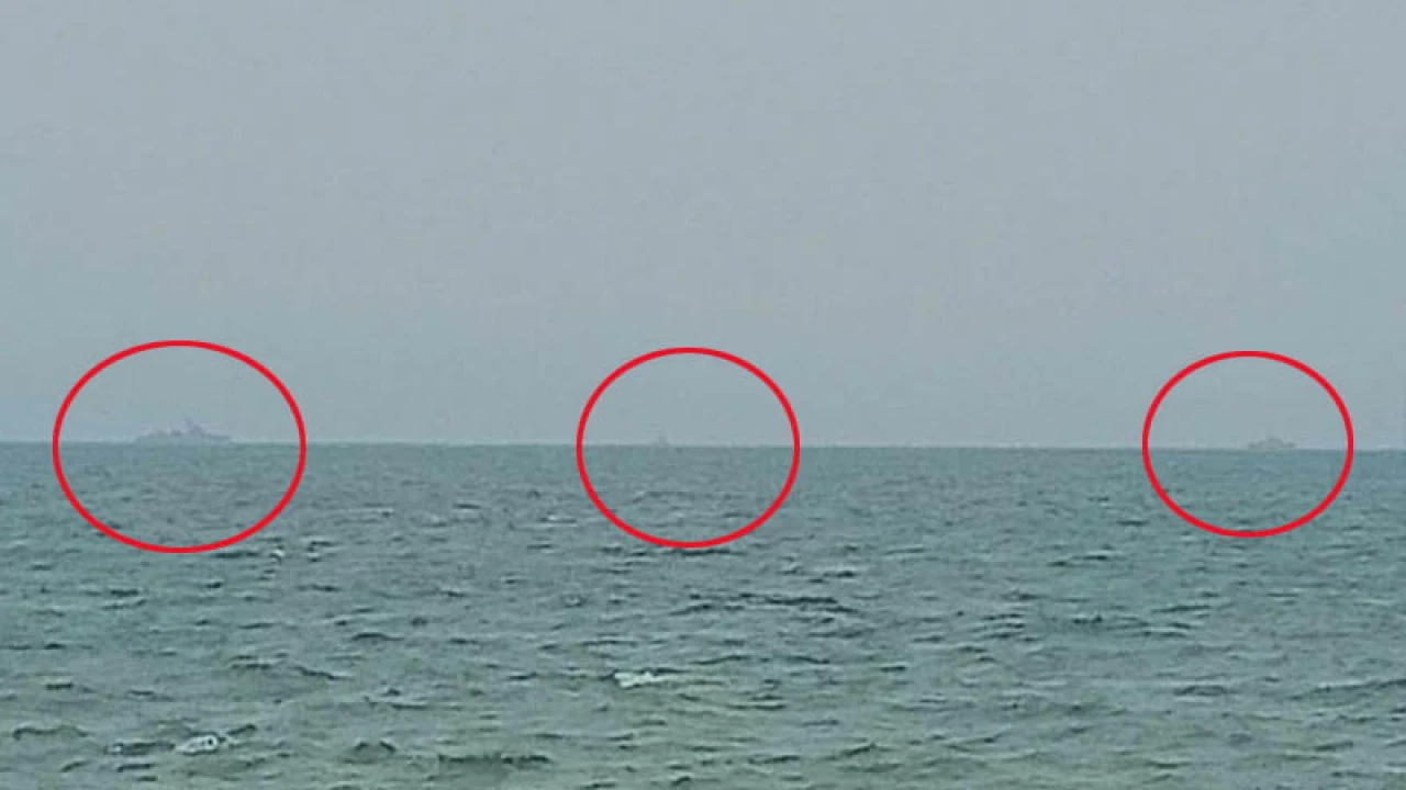 সেন্টমার্টিন থেকে দেখা যাচ্ছে মিয়ানমারের ৩ যুদ্ধজাহাজ, দ্বীপজুড়ে আতঙ্ক