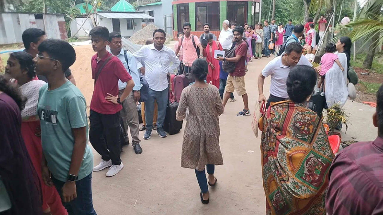 আখাউড়া চেকপোস্টে ভারতগামী যাত্রীদের উপচে পড়া ভিড়