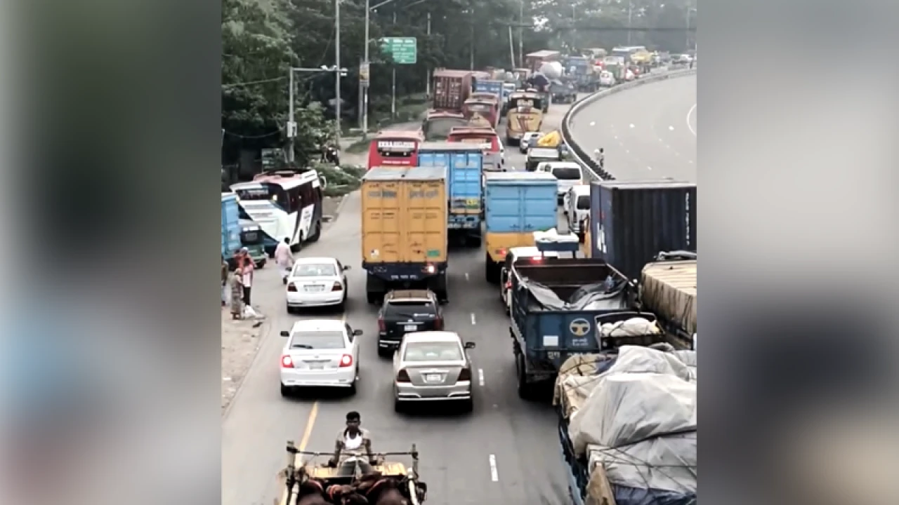 ঢাকা-চট্টগ্রাম মহাসড়কের গজারিয়ায় যানবাহনের ধীরগতি