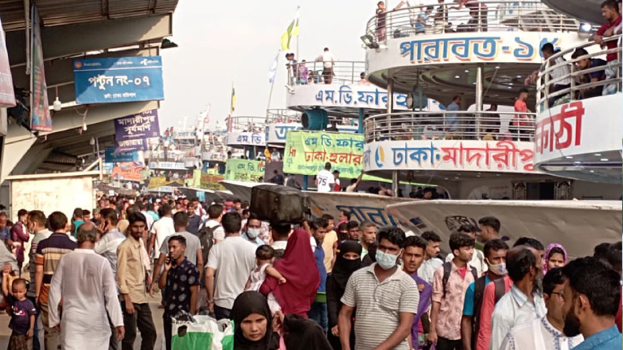 সদরঘাটে বাড়িফেরা মানুষের উপচে পড়া ভিড়