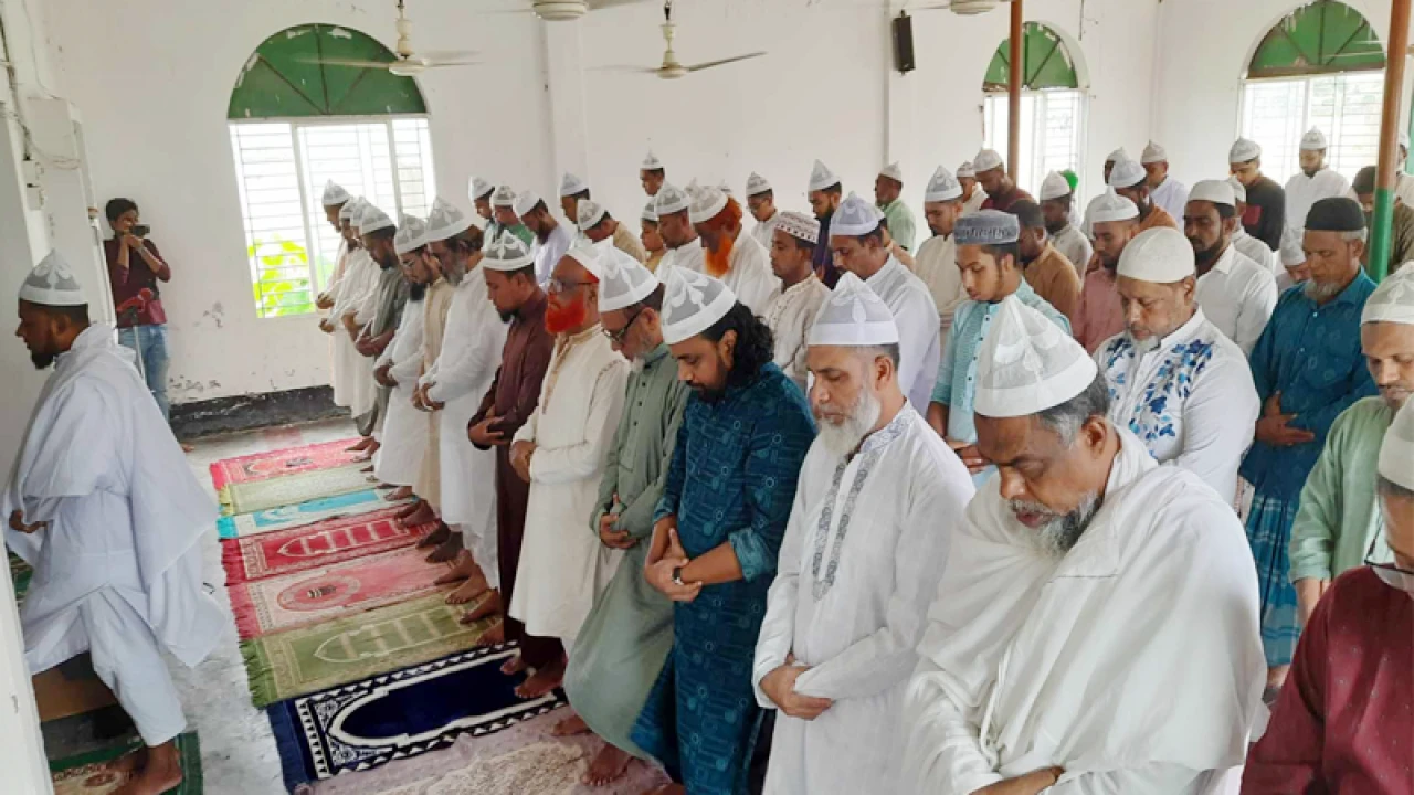 সৌদির সঙ্গে মিল রেখে নারায়ণগঞ্জে ঈদ উদযাপন