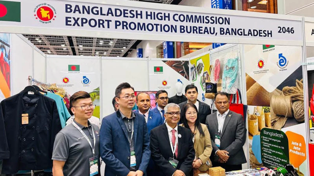 মালয়েশিয়া গিফটস ফেয়ারে বাংলাদেশি স্টলগুলোতে উপচেপড়া ভিড়