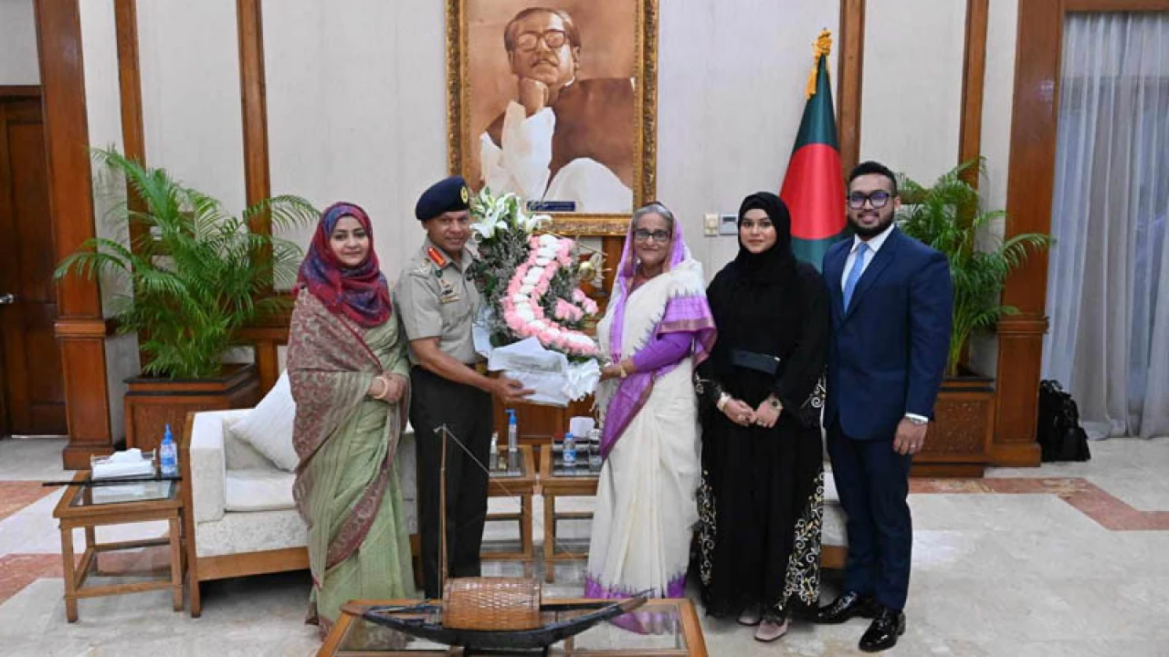 প্রধানমন্ত্রীর সঙ্গে বিদায়ী সেনাপ্রধানের সৌজন্য সাক্ষাৎ