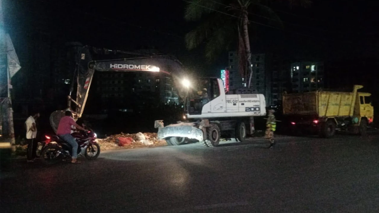 উত্তরের বর্জ্য অপসারণ করল দক্ষিণ সিটি