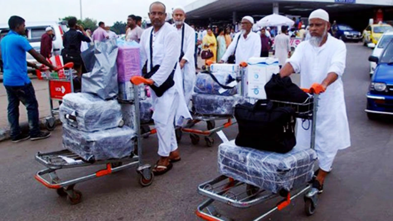 প্রথম ফ্লাইটে দেশে ফিরলেন ৪১৭ হাজি