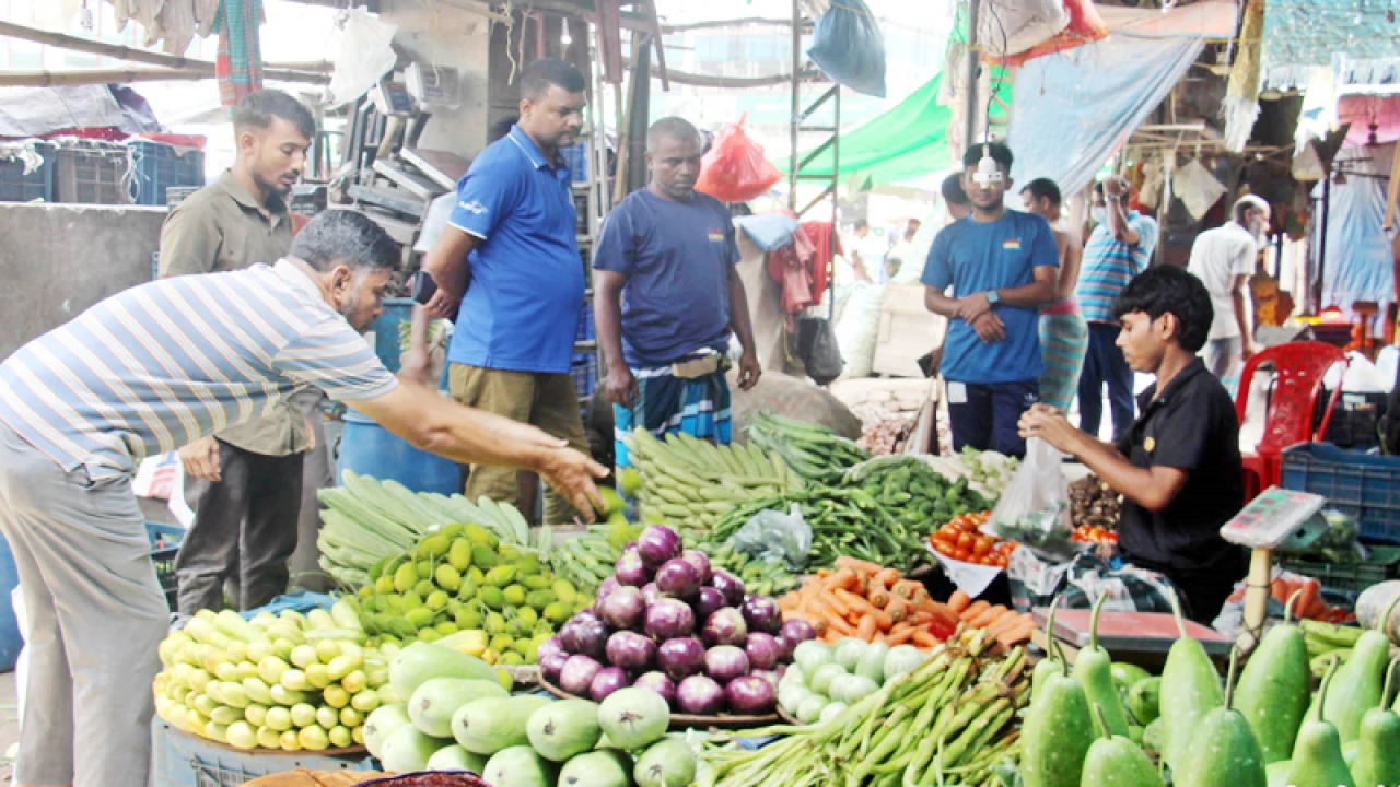 রাজধানীর বাজারে মুরগির দাম কমলেও বেড়েছে কাঁচামরিচের