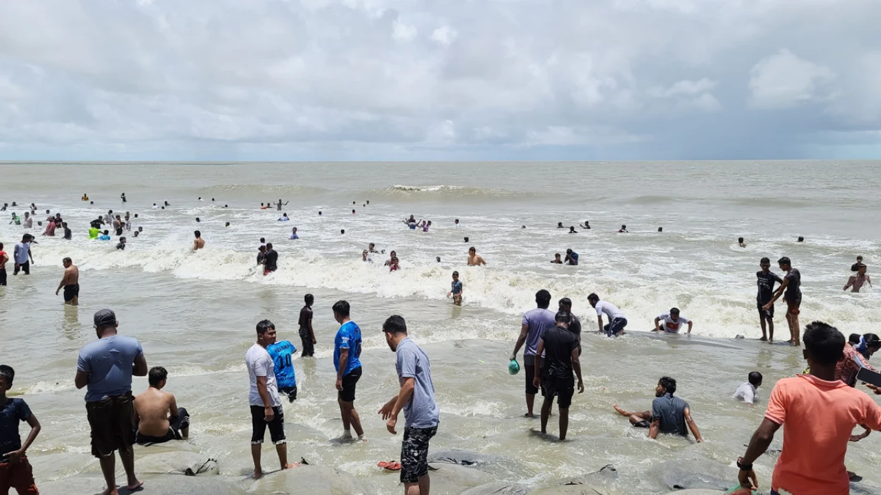 উত্তাল সমুদ্রে পর্যটকদের উল্লাস