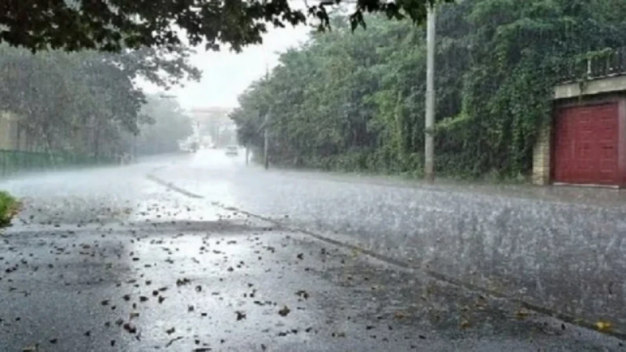 সারাদেশে বৃষ্টির আভাস, কমতে পারে তাপমাত্রা