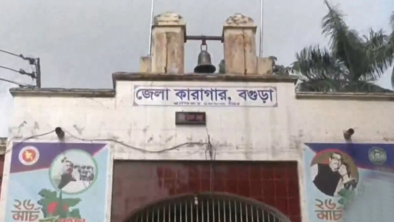 বগুড়া কারাগারের ছাদ ফুটো করে পালালেন ৪ ফাঁসির আসামি