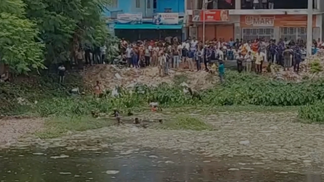 এমপি আজিম হত্যা: গ্যাস বাবুর মোবাইল উদ্ধারে পুকুরে অভিযান