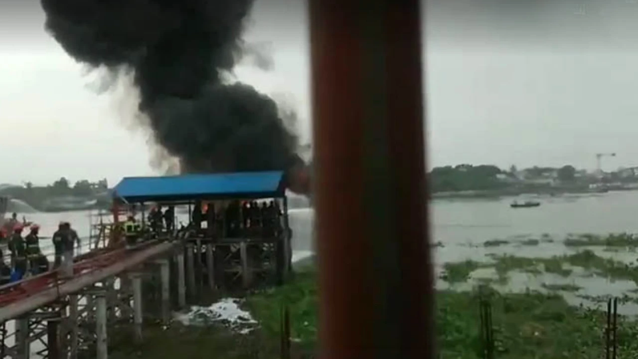 ফতুল্লায় তেলবাহী জাহাজে আগুন, নিয়ন্ত্রণে ৮ ইউনিট