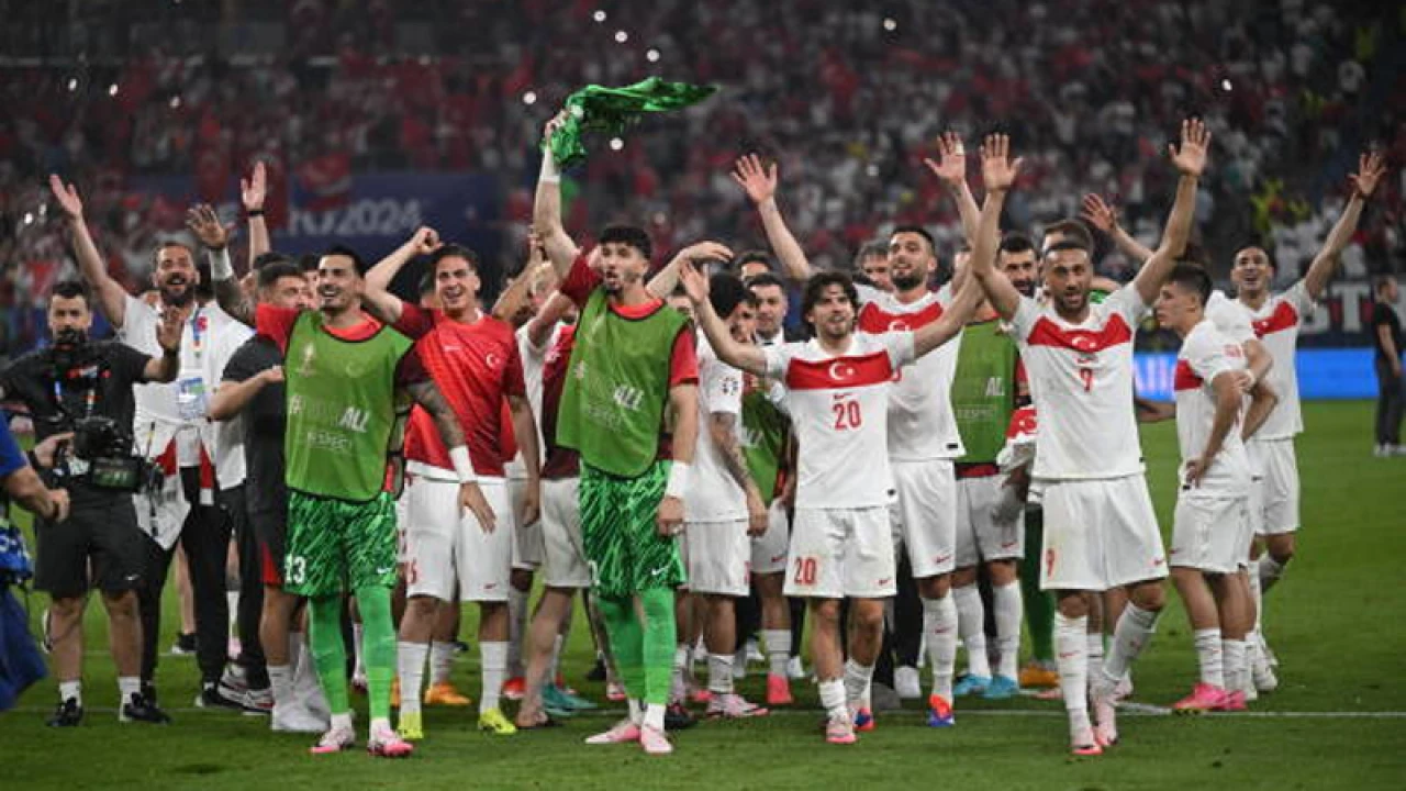 চেকদের হারিয়ে শেষ ষোলোয় তুরস্ক