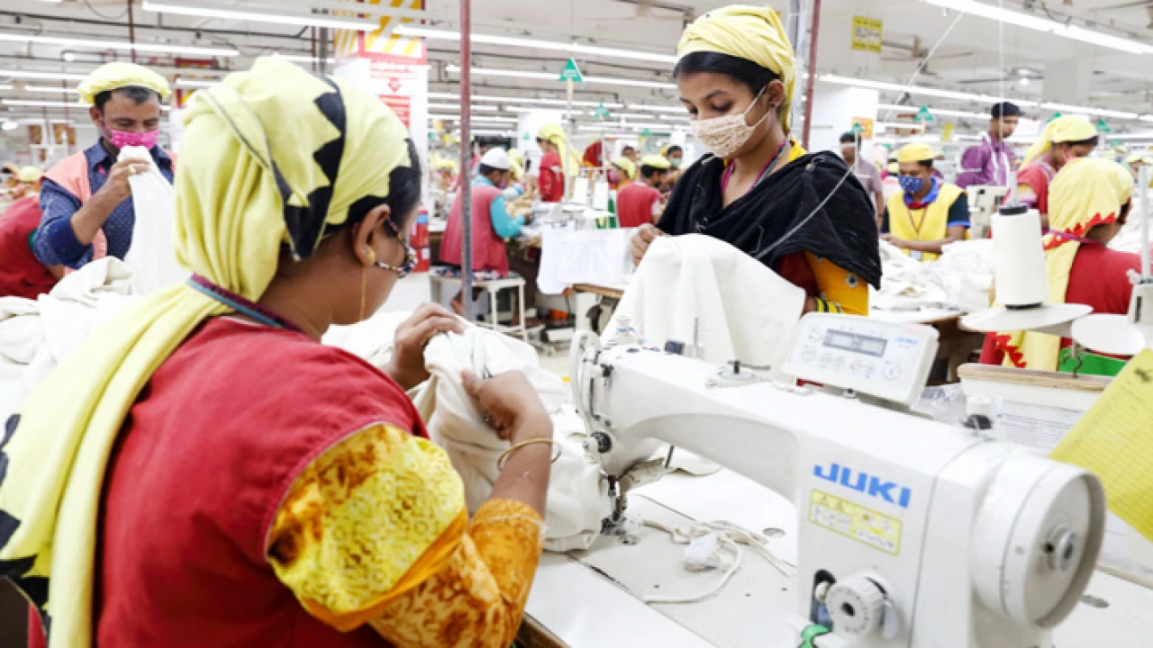 রপ্তানি আয়ের ৮৪ ভাগই আসে পোশাকখাত থেকে