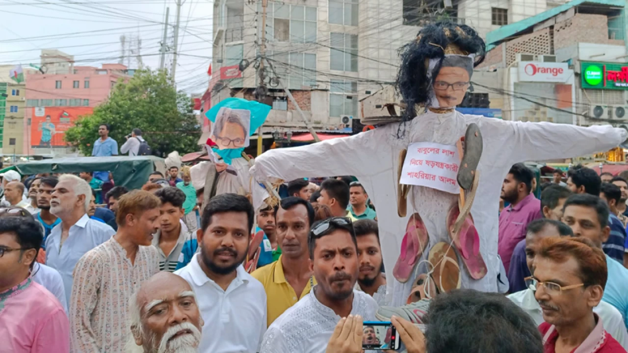 রাজশাহীতে এমপি শাহরিয়ারকে অবাঞ্ছিত ঘোষণা, কুশপুত্তলিকা দাহ