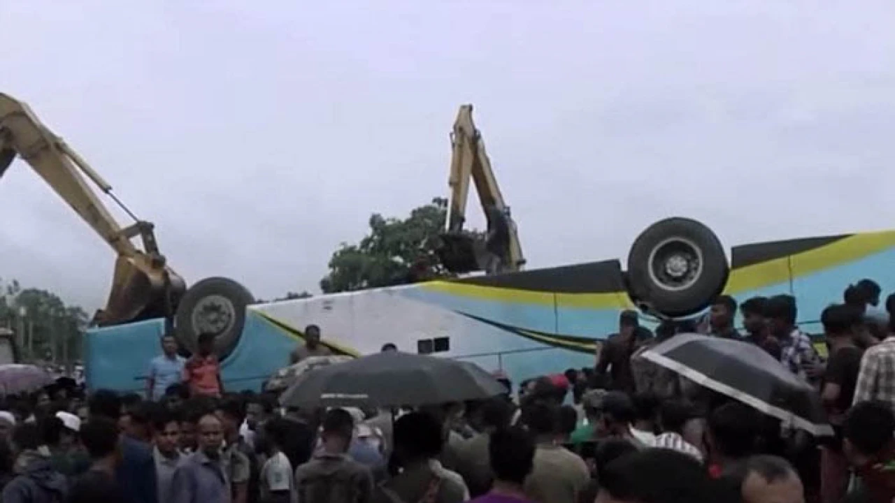 চট্টগ্রামে নিয়ন্ত্রণ হারিয়ে বাস উল্টে নিহত ১, আহত ১৪
