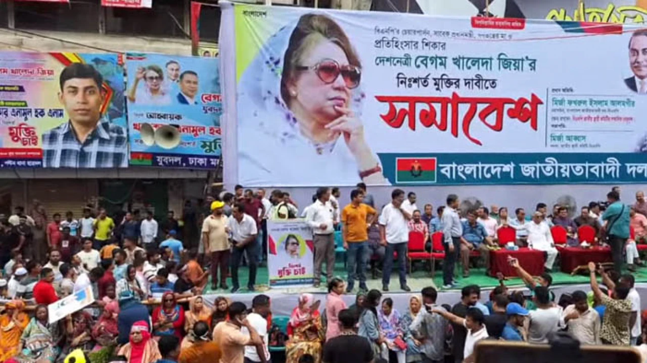 বৃষ্টি উপেক্ষা করে সমাবেশে যোগ দিচ্ছেন বিএনপির নেতাকর্মীরা