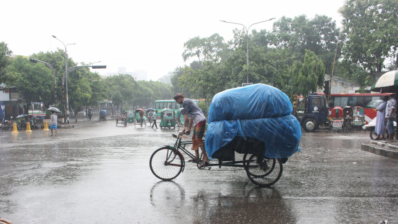 বৃষ্টি চলবে সপ্তাহজুড়ে, সমুদ্রবন্দরে ৩ নম্বর সংকেত