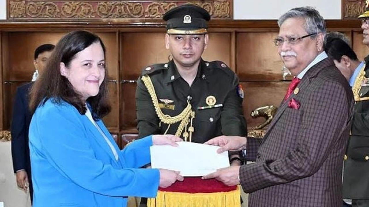 রাষ্ট্রপতির কাছে ৩ দেশের রাষ্ট্রদূতের পরিচয়পত্র পেশ