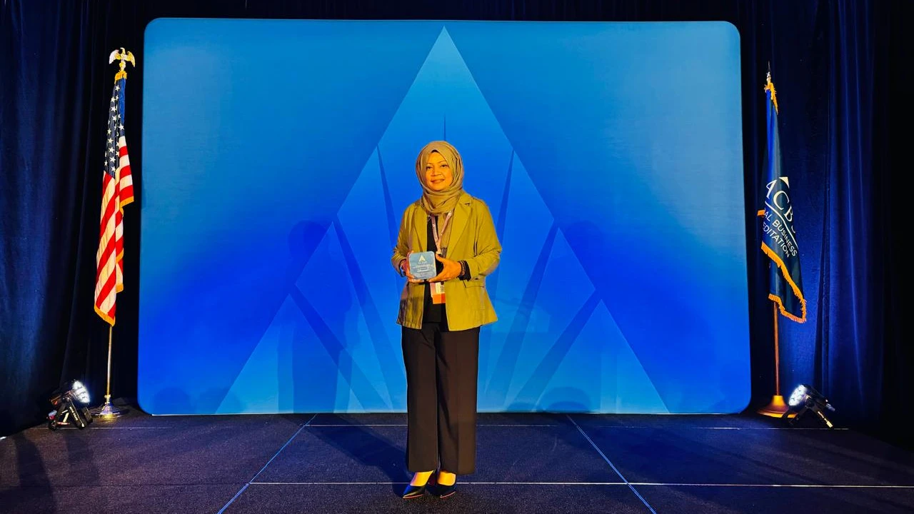 টিচিং এক্সিলেন্স অ্যাওয়ার্ড পেলেন ইস্ট ওয়েস্ট বিশ্ববিদ্যালয়ের শিক্ষক ফারহানা ফেরদৌসী