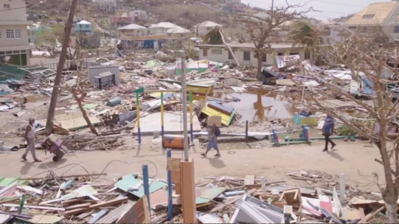 এক রাতের ঝড়েই ঘর হারালেন দ্বীপের ‘সব’ মানুষ