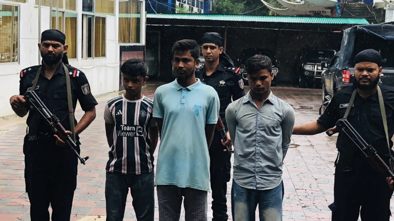 অস্ত্রসহ আরসা কমান্ডার ও তার দুই সহযোগী গ্রেপ্তার