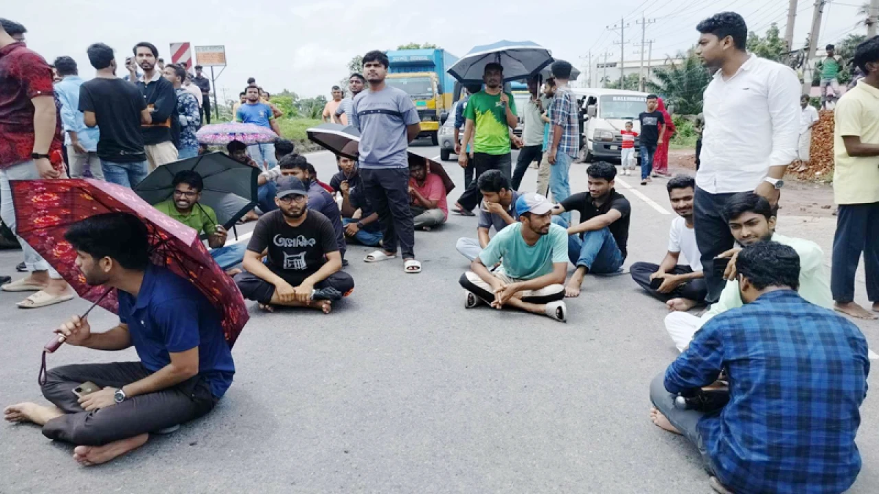 কোটা পুনর্বহালের রায় বাতিল চেয়ে কুবি শিক্ষার্থীদের মহাসড়ক অবরোধ