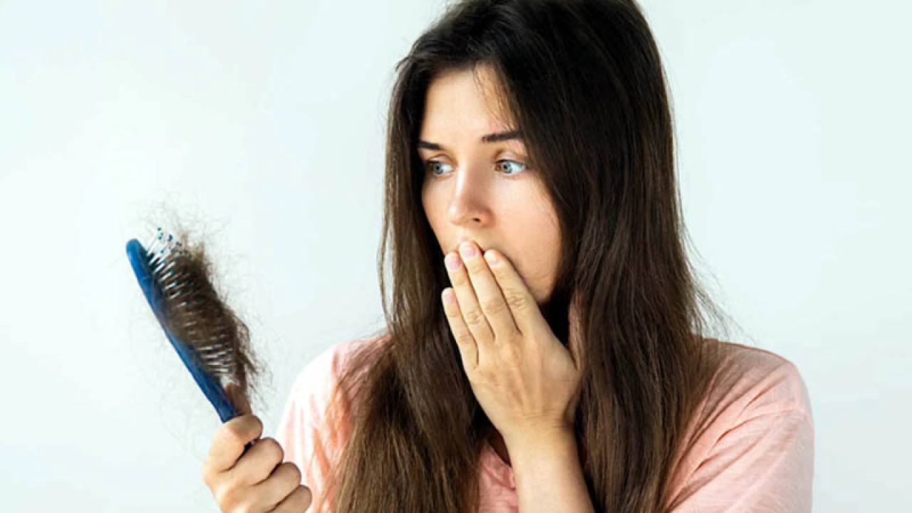 বর্ষায় চুল পড়ে যাচ্ছে? এভাবে সমাধান করুন