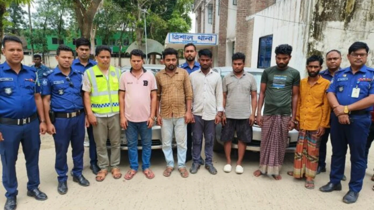 চালবোঝাই ট্রাকসহ ছিনতাইচক্রের ৬ সদস্য গ্রেপ্তার