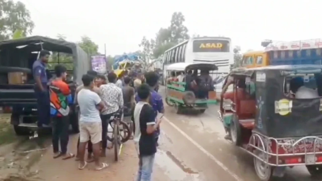 দিনাজপুরে বাস-ট্রাকের মুখোমুখি সংঘর্ষে নিহত ৬ জনের পরিচয় মিলেছে