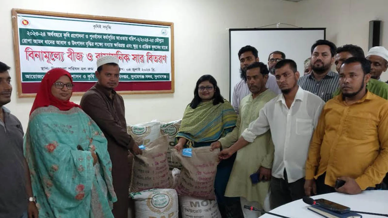 বন্যায় ক্ষতিগ্রস্তদের মাঝে বিনামূল্যে সার-বীজ বিতরণ