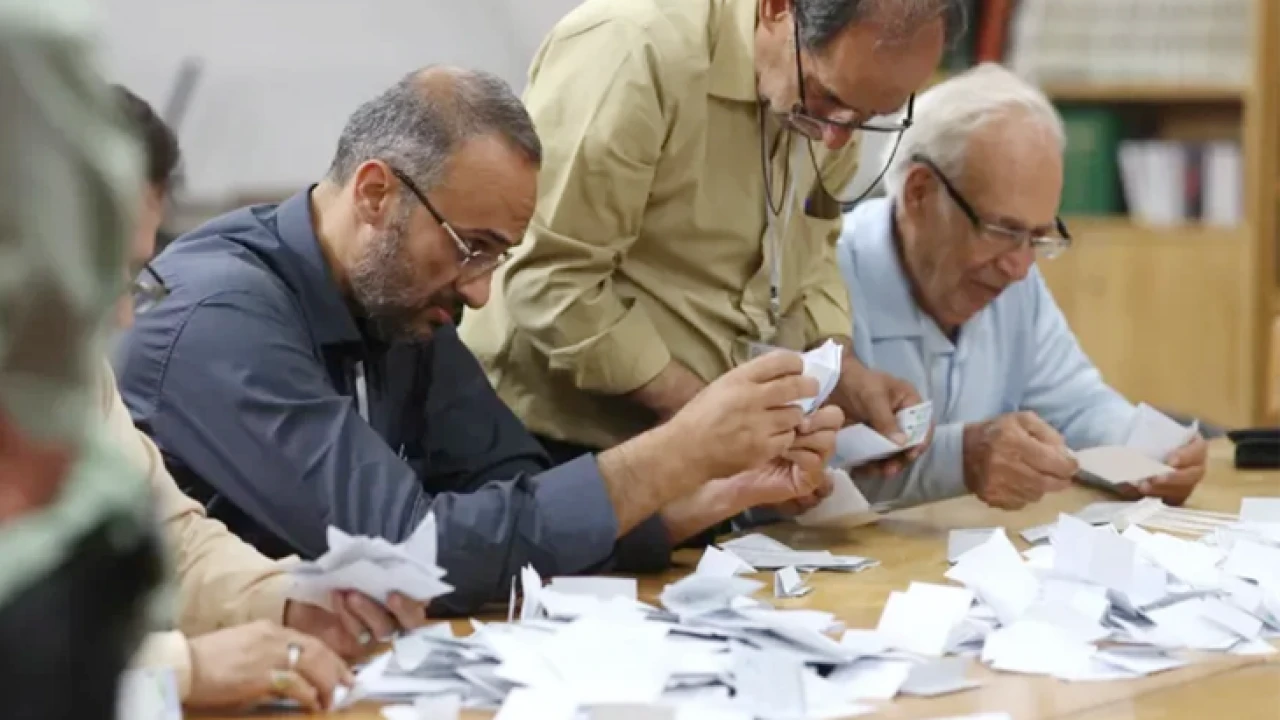 ইরানে চলছে ভোট গণনা, এগিয়ে মাসুদ পেজেশকিয়ান