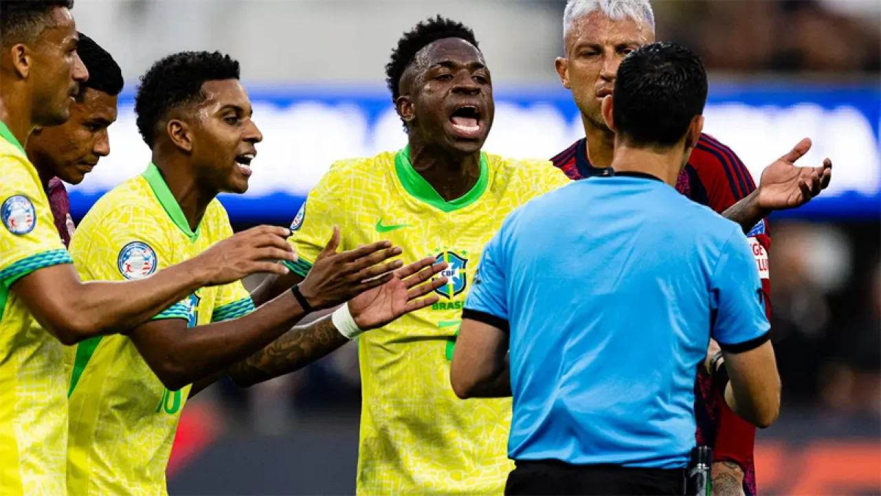 ব্রাজিল-উরুগুয়ে ম্যাচে আর্জেন্টিনার ৩ রেফারি